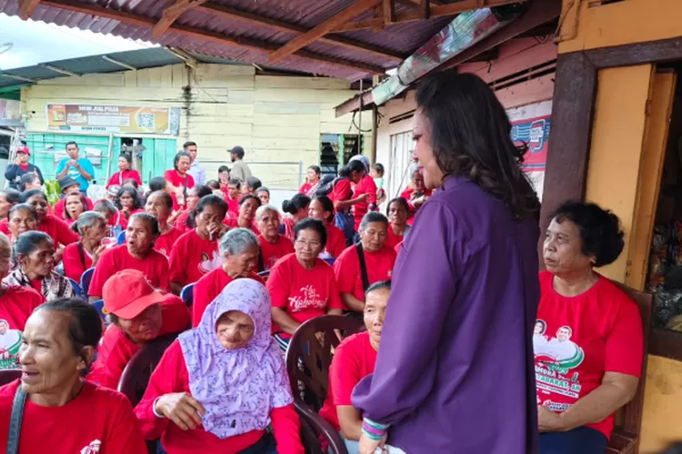 Satika Simamora Temui  Ibu-Ibu Lansia di Simosom Toruan Pahae Julu