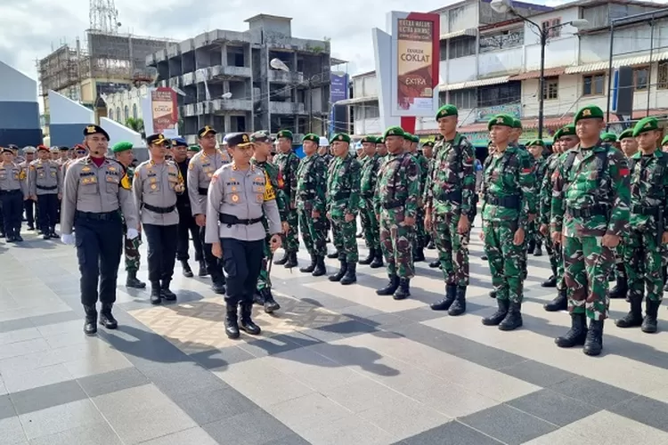 Kapolres Padangsidimpuan AKBP. Wira Prayatna, bersama Kapolres Tapsel AKBP. Yasir Ahmadi, Kapolres Madina AKBP. AKBP Arie Sofandi Paloh dan Dandim 0212/Tapsel Letkol Arm Delli Yudha Adi Nurcahyo, memeriksa barisan rayonisasi pasukan pengamanan (,Realitasonline.id/Riswandy)