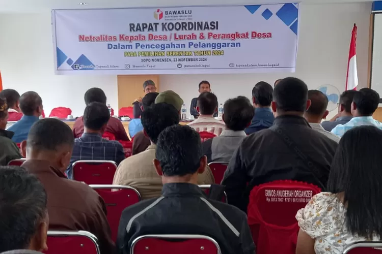 Ketua Bawaslu Taput Kopman Pasaribu saat rakor dengan kepala desa di Taput seputar netralitas kepala desa. (Realitasonline.id/AS)