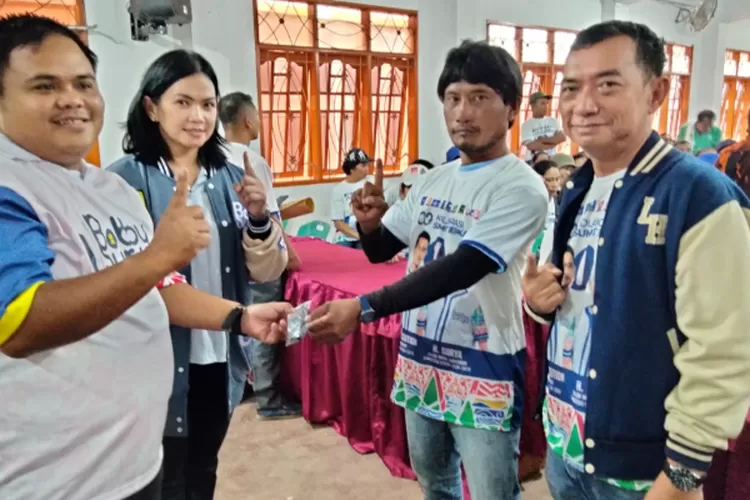 Tim Bobby-Surya, tim Maruarar dan tim RE Nainggolan bagikan kacamata gratis di Tarutung Taput. (Realitaonline.id/ AS)