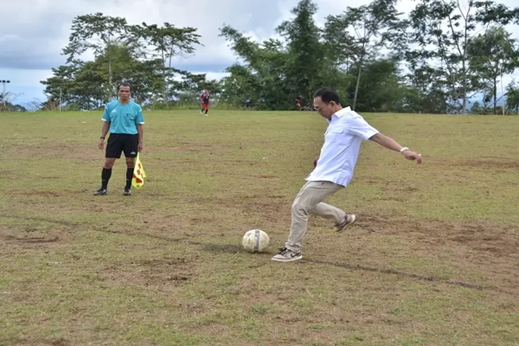 Gus Irawan melakukan tendangan perdana saat membuka turnamen sepak blola Pemuda Cup I 2024, yang berlangsung dilapangan Patuan Muda Parlindungan, Sipirok  (Realitasonline.id/Riswandy)