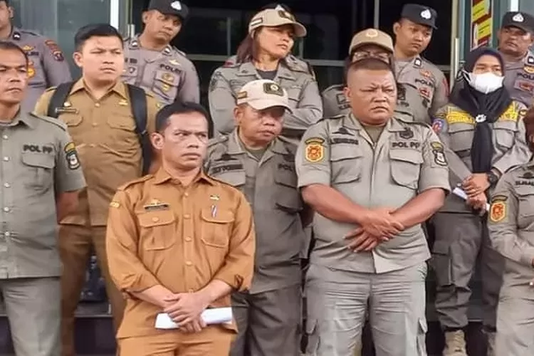 Sekda Junaedi Sitanggang dikawal SatPol PP saat menerima pengunjuk rasa di Balaikota  (Realitasonline.id/RH)