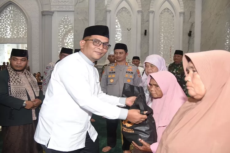 Plt. Bupati Rasyid Assaf Dongoran dan Kapolres Tapsel, AKBP Yasir Ahmadi, saat menghadiri tabligh akbar dan doa bersama di Masjid Agung Syahrun Nur  (Reslitasonline.id/Riswandy)