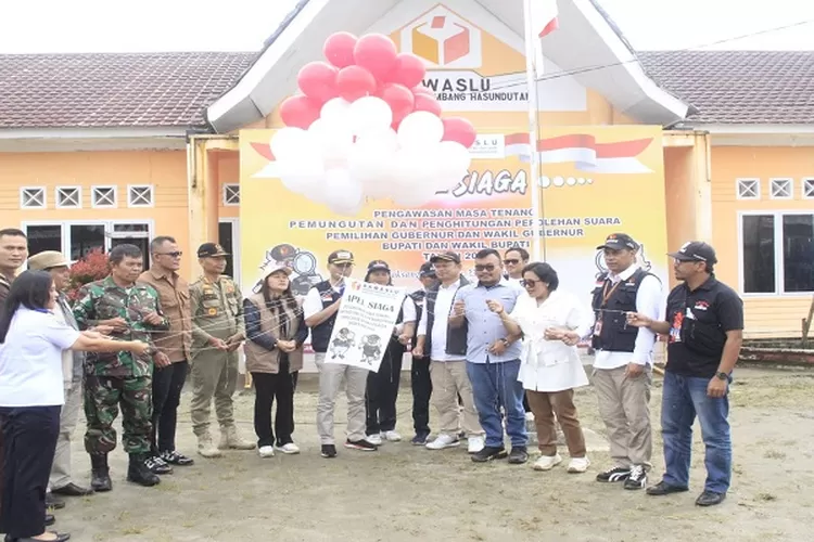 Ketua Bawaslu Humbahas Henri W Pasaribu didampingi Anggota Efrida Purba, Eduart Bert Sianturi foto bersama dengan jajaran pengawas adhoc usai Apel Siaga Pengawasan.  (Realitasonline.id/Dok)
