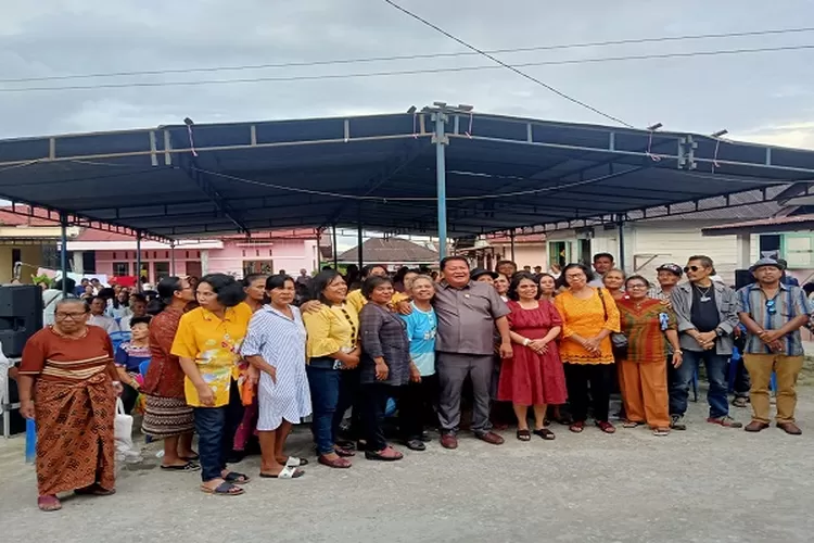 Anggota DPRD Taput Ferry Leonard Silitonga didampingi istri br Simatupang foto bareng dengan konstituen di Kenegerian Siualuompu  (Realitasonline.id/Marudut Nainggolan)