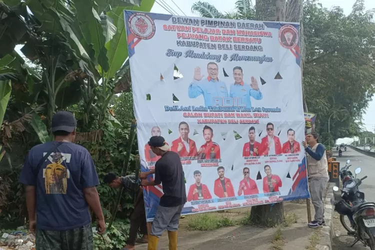 Tim gabungan menertibkan Alat Peraga Kampanye (APK) di satu lokasi wilayah Sumut memasuki minggu tenang.
