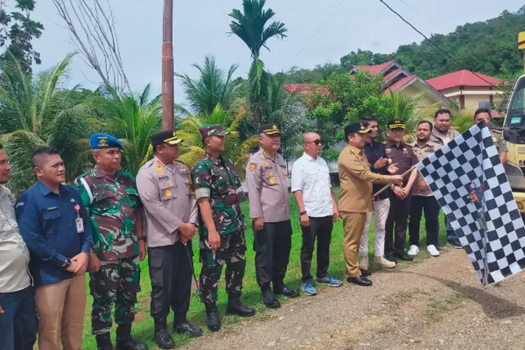 KIP Abdya bersama Karo SDM Polda Aceh, Kombes Riyadi Nugroho, Pj Bupati Abdya Ir Sunawardi MSi, Ketua DPRK Roni Guswandi, Dandim 0110/Abdya Letkol Inf Beni Maradona dan Kapolres Abdya AKBP Agus Sulistianto serta unsur terkait lainnya  melepas proses pendistribusian logistik Pilkada ke seluruh kecama