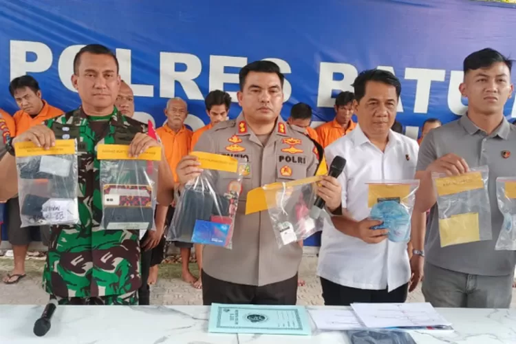 Kapolres Batubara AKBP Taufiq Hidayat Thayeb didampingi Dandim 02/08 Asahan Letkol Inf Muhammad Bassarewan,  Kasat Narkoba AKP Fery Kusnadi, Kanit II Ipda Hary P. Putra , KBO Ipda Amri A. Siregar