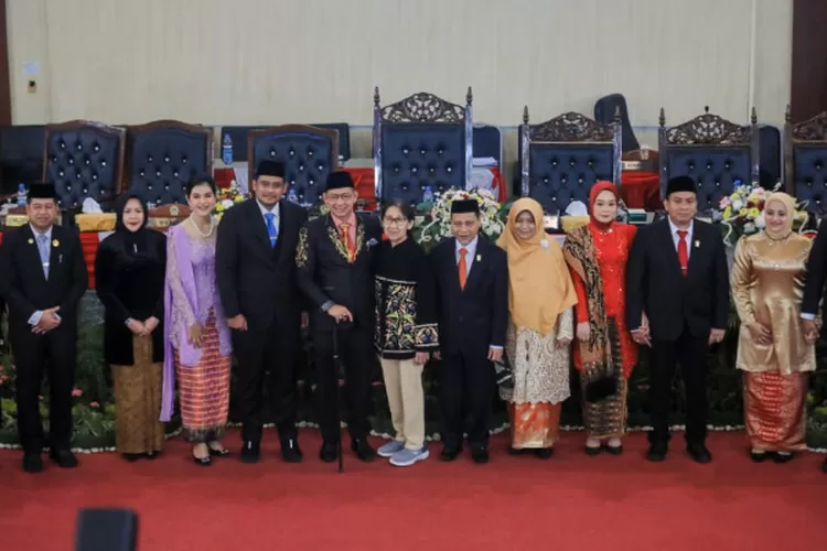 Walikota Bobby Nasution bersama istri Kahiyang Ayu hadiri sidang Paripurna pengangkatan dan pengambilan sumpah pimpinan DPRD Medan periode 2024-2029, Senin (25/11/2024).