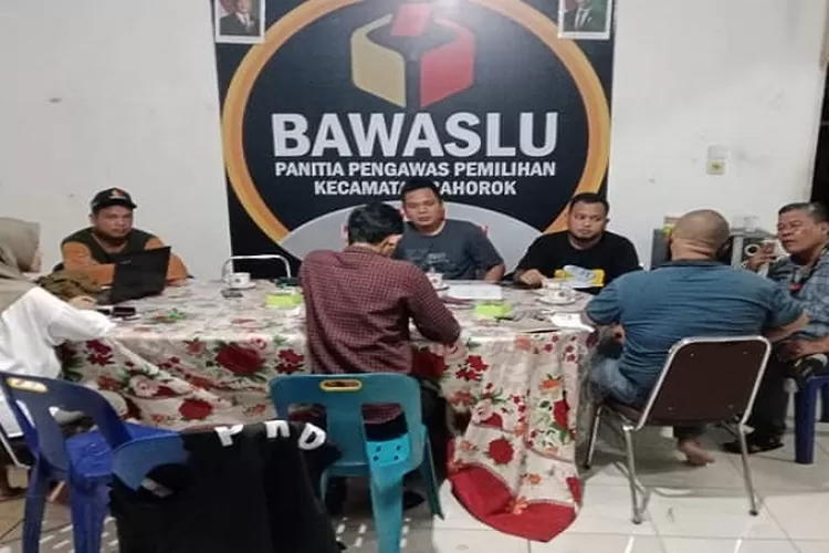 Oknum kepling inisial EK di serahkan warga ke kantor panwascam bahorok (.Realitasonline.id/MA)