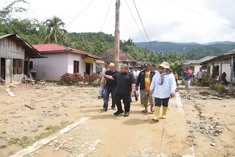 Bupati Tapsel Dolly Pasaribu bersama  Kabid Bina Marga II Dinas PUPR Tapsel, Oskar Hendra Daulay, saat meninjau akses jalan pasca bencana banjir bandang di dua Kecamatan di Tapsel (Realitasonline.id/Dok)