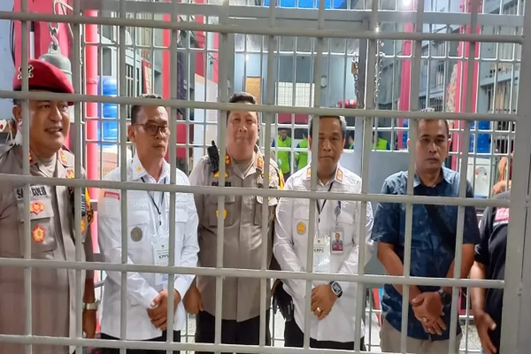 Ketua KPU Palas Indra Alamsyah bersama Kapolres AKBP Diari Astetika, SIK, didampingi kepala Rutan Sibuhuan Chandra Sudarto, SH.MH, tinjau pelaksanaan pencoblosan, Rabu (27/11/2024)  (Realitasonline.id/SS)