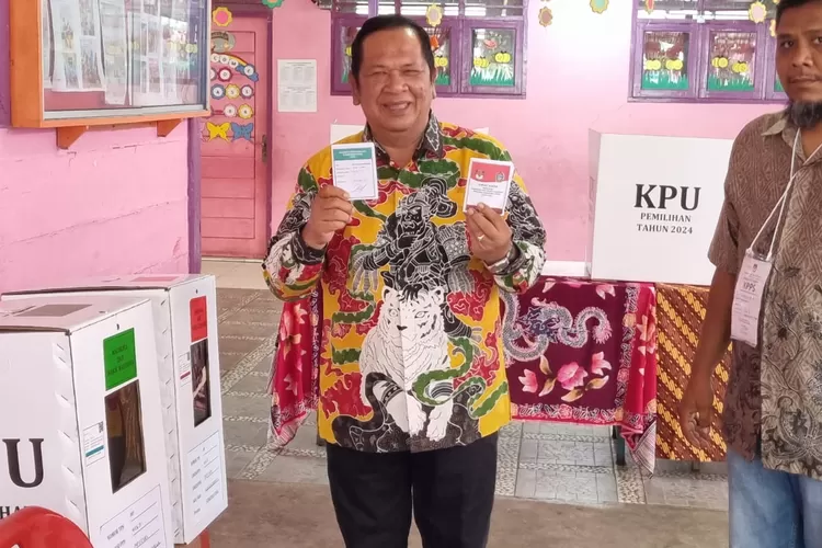 Calon Wali Kota Padangsidimpuan nomor urut 1, Irsan Efendi Nasution, menggunakan hak pilihnya di TPS 05  (Realitasonline.id/Riswandy)