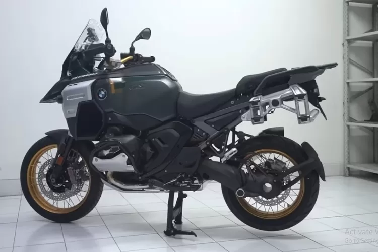 BMW telah meluncurkan BMW R 1300 GS Adventure (GSA), generasi terbaru motor adventure andalannya dengan berbagai fitur canggih yang memberikan pengalaman berkendara lebih fleksibel dan nyaman. (Tangkapan Layar YouTube Otomotif TV)