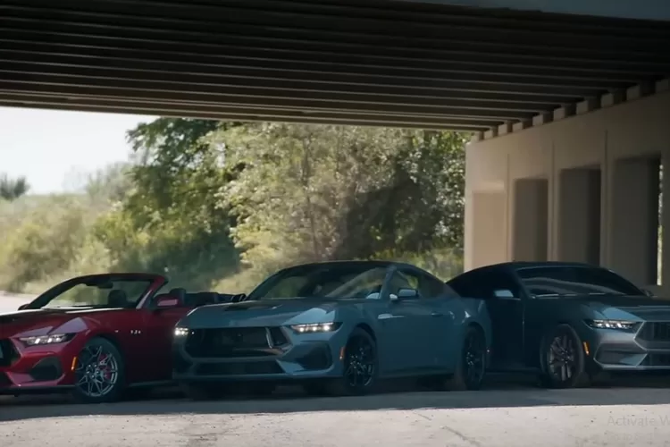 Ford Mustang 2024 tetap mempertahankan identitasnya sebagai muscle car, meskipun menawarkan varian mesin 4-silinder. (Tangkapan Layar YouTube Motomobi)