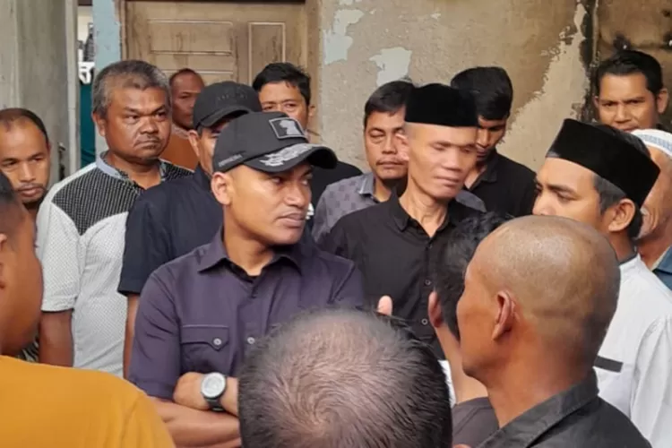 Calon Bupati Abdya Safaruddin didampingi wakilnya Zaman Akli menyalurkan bantuan kepada korban musibah kebakaran di Desa Seunelop, Kecamatan Manggeng, Abdya, Jumat (29/11/2024)