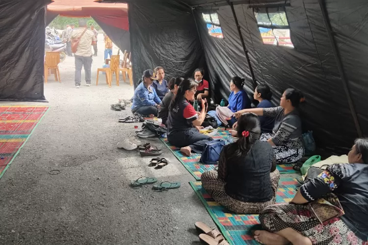 Warga yang terdampak bencana longsor di Desa Sembahe, Kecamatan Sibolangit, Deliserdang beristirahat di posko terpadu penanggulangan yang didirikan Polrestabes Medan dan pihak terkait, Jumat (29/11/2024)