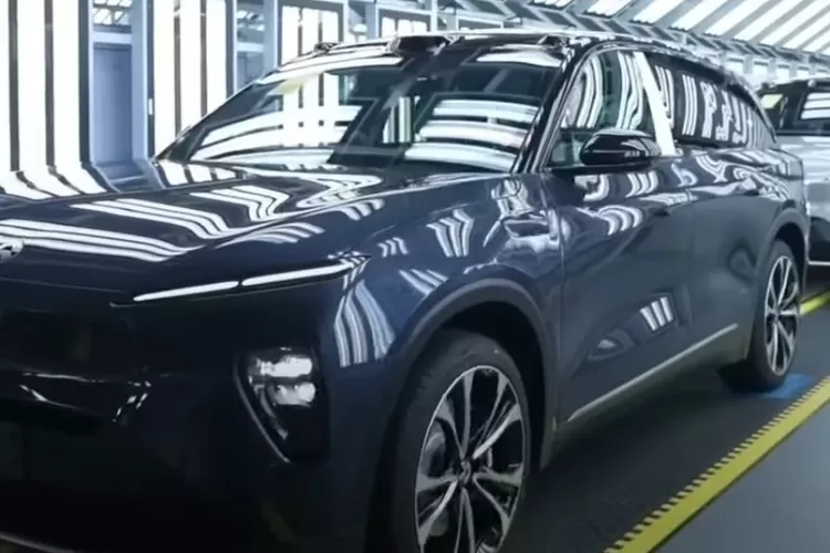 Fenomena desainer besar dari Eropa dan Amerika yang bergabung dengan merek otomotif atau teknologi China memang semakin marak terjadi belakangan ini. (Tangkapan Layar YouTube Otomotif Terbaru)