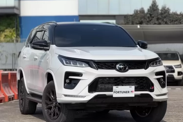  Toyota Fortuner GR-S 2024 telah menerima beberapa peningkatan yang membuatnya semakin menarik sebagai SUV tangguh dengan sentuhan sporty.