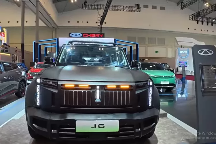 Chery J6, yang baru saja diperkenalkan di Indonesia, memiliki harga mulai dari Rp498 juta untuk varian standar.