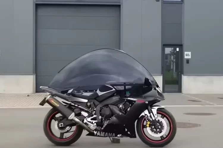 Kisah seorang pria yang merakit sepeda motor anti hujan sendiri menjadi viral karena inovasinya yang unik dan menarik.