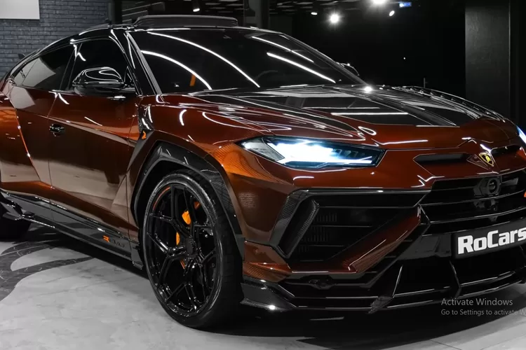 Lamborghini Urus Performante Full Carbon 2024 adalah SUV berperforma sangat tinggi yang melampaui batas kemewahan dan kecepatan.