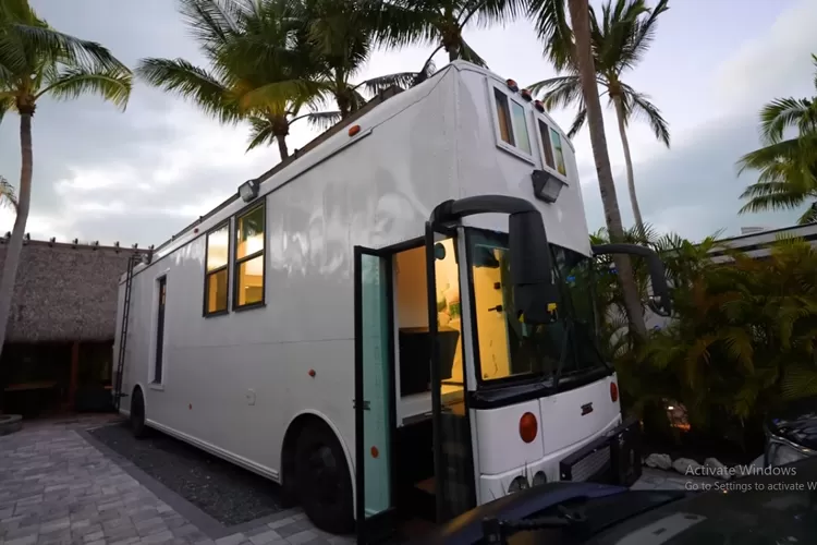 Mengubah bus sekolah menjadi rumah mungil yang mewah adalah cara yang fantastis untuk mengubah kendaraan lama menjadi sesuatu yang fungsional dan bergaya.