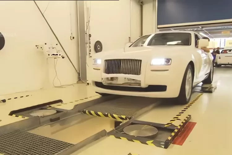 Rolls-Royce terkenal dengan produksi mobil mewah yang sangat dipersonalisasi dan dibuat dengan tangan.