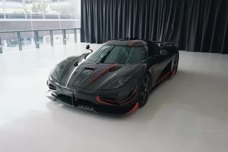 Koenigsegg Agera RS adalah mobil super yang benar-benar mengagumkan yang menggabungkan teknologi mutakhir, performa ekstrem, dan kemewahan dalam satu mobil.