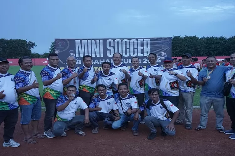 Wakil Bupati Asahan saat bersama Panitia kegiatan Mini Sosccer PWI Asahan Cup II  (Realitasonline.id/Dok)