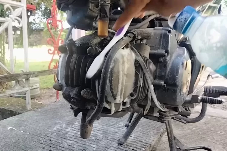 Membersihkan mesin motor agar bersih dan kinclong tidak hanya memperbaiki tampilan motor