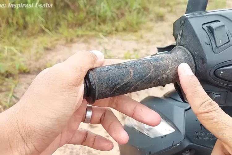 Membersihkan bagian karet pada motor, seperti grip stang, karet footstep, dan pelindung karet lainnya, memerlukan cara khusus agar kotoran hilang tanpa merusak materia