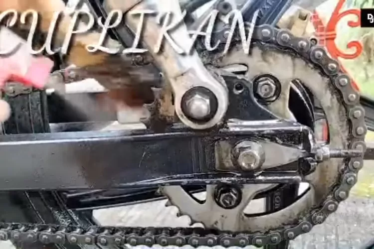 langkah-langkah sederhana untuk membersihkan rantai sepeda motor: