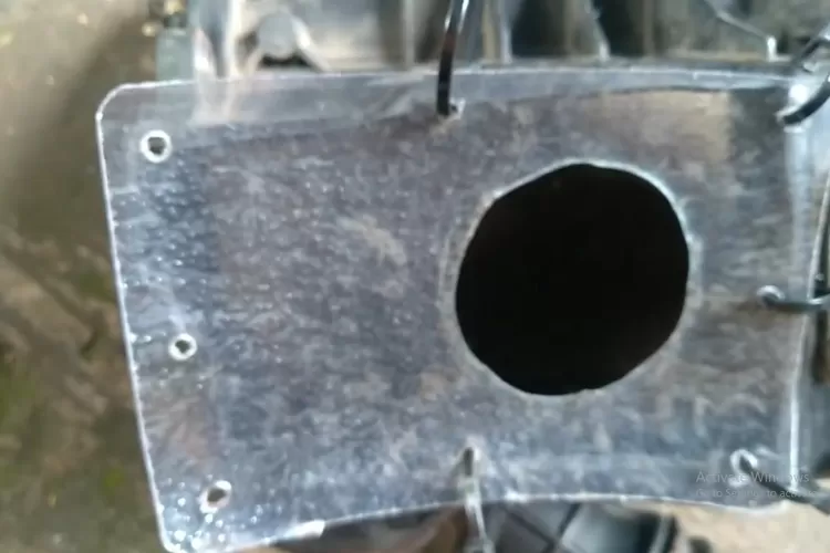 Jika bok filter udara pada Honda Beat karburator Anda sudah rusak, langkah perbaikannya tergantung pada tingkat kerusakan.