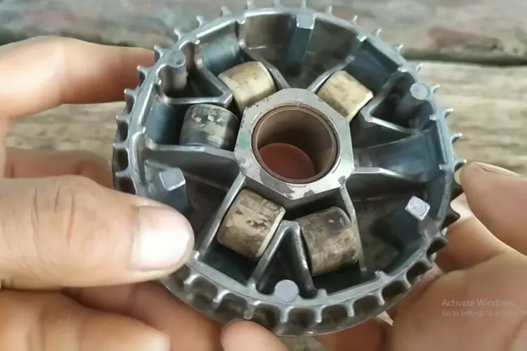 Jika CVT (Continuously Variable Transmission) motor Anda berdecit saat tarik gas, ada beberapa penyebab yang mungkin menyebabkan masalah ini