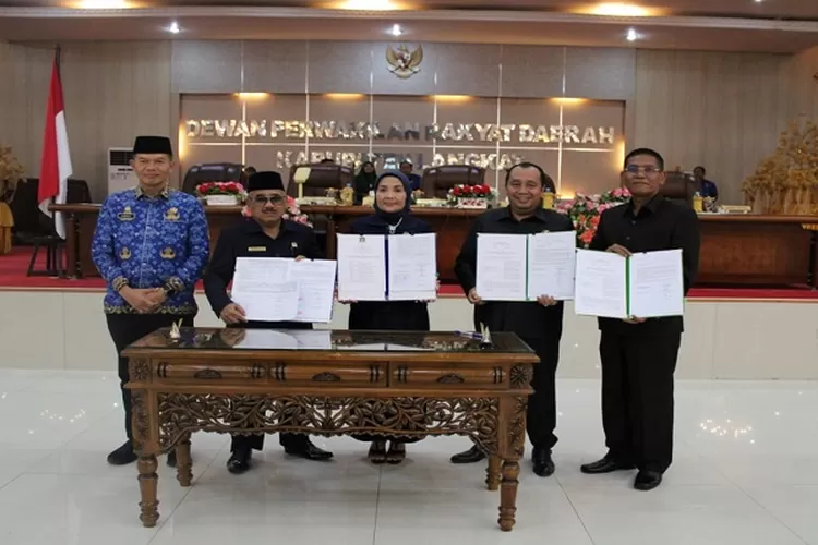 Pimpinan DPRD Langkat  dan Pemkab setelah mendatangani kesepakatan bersama pengesahan Rancanggan peraturan daerah. (Realitasonline.id/MA)