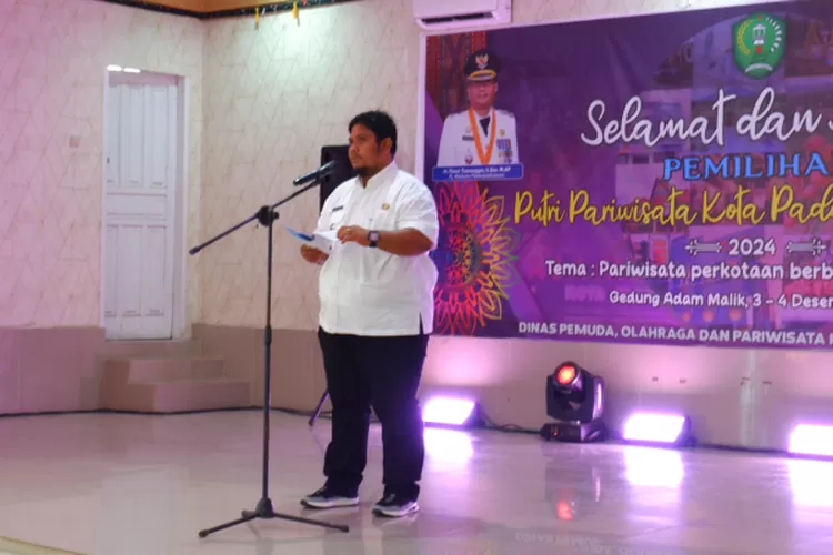 Pj Sekdako Saat Memberikan sambutan sekaligus membuka pemilihan putri pariwisata Padangsidimpuan 2024 di Gedung Adam Malik