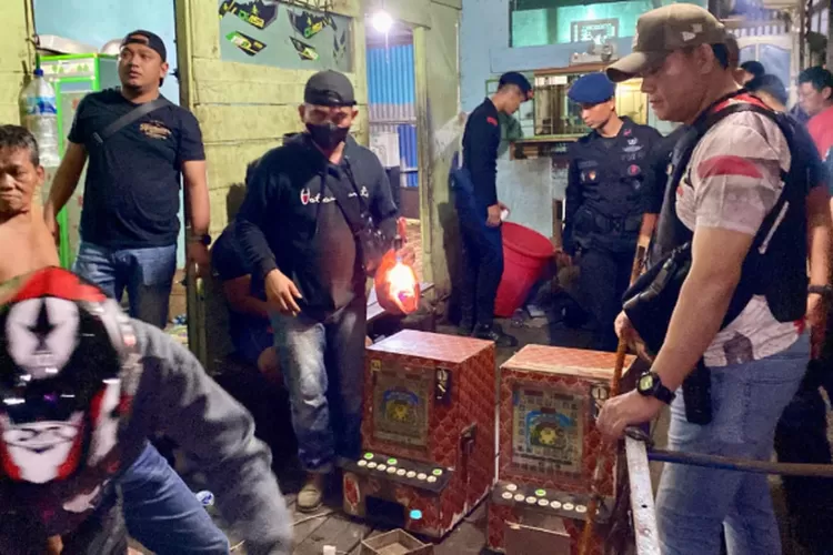 Tim gabungan Polres Pelabuhan Belawan, Jatanras dan Brimob Polda Sumut menggerebek lokasi perjudian di Kampung Kolam, Lingkungan IX, Kelurahan Belawan Bahagia, Kecamatan Medan Belawan, Kamis (5/12/2024)