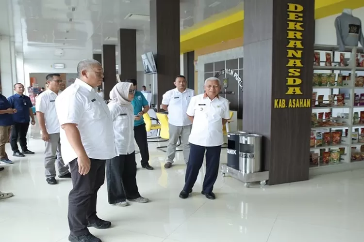 Bupati Asahan saat meninjau Mol Pelayanan Publik (Realitasonline.id/Dok)