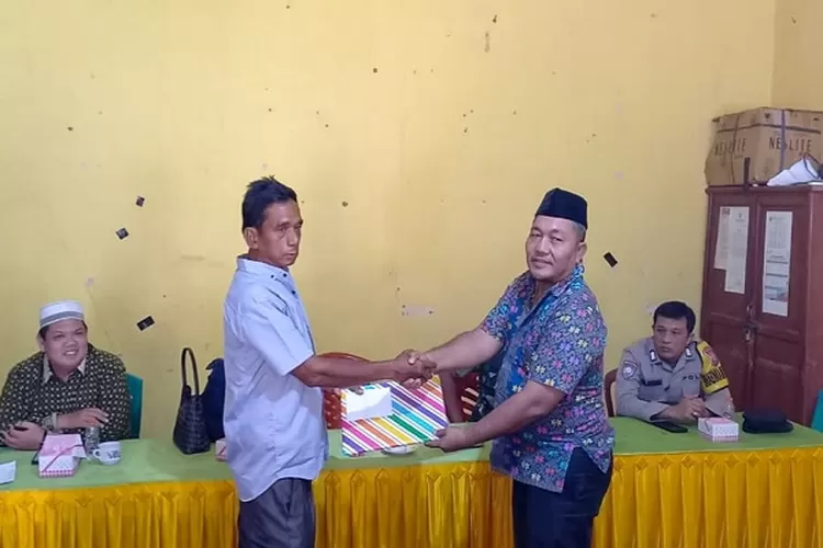 Ikhwan Hasibuan alias Hasibuan Mampu terima penghargaan sebagai Sahabat Lingkungan oleh Camat Barumun, Kamis (5/12/2024)  (Realitasonline.id/SS)