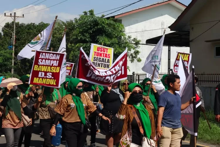 Tampak para pengunjuk rasa yang menamakan dirinya aliansi rakyat menggugat di kantor KPU Deli Serdang dengan damai (Realitasonline.id/zul)