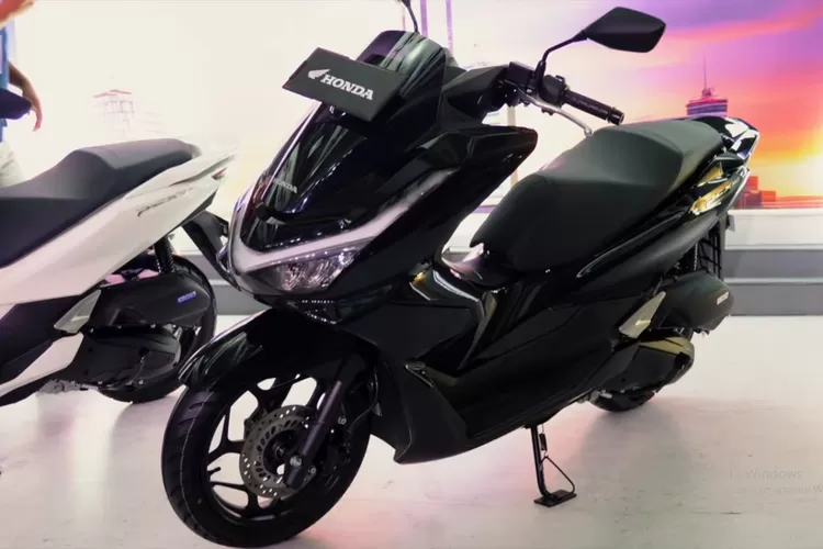 Honda baru saja merilis PCX 160 2025 dengan beberapa peningkatan fitur, seperti teknologi HSTC (Tangkapan Layar YouTube Den Dimas)