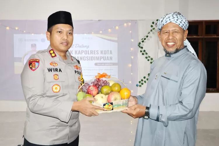  Kapolres Padangsidimpuan, AKBP Dr. Wira Prayatna, melakukan kunjungan silaturahmi ke Pondok Pesantren Tahfidz Wadi Al-Quran di Aek Tobu, Desa Batang Bahal  (Realitasonline.id/Riswandy)