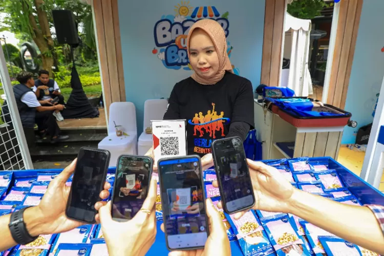 Aplikasi BRI Merchant mempermudah pendaftaran dan pengelolaan transaksi, dengan fitur seperti laporan settlement dan QRIS Dinamis. Untuk bergabung, merchant hanya perlu melengkapi dokumen seperti KTP, rekening BRI, dan foto usaha melalui aplikasi BRI Merchant.
