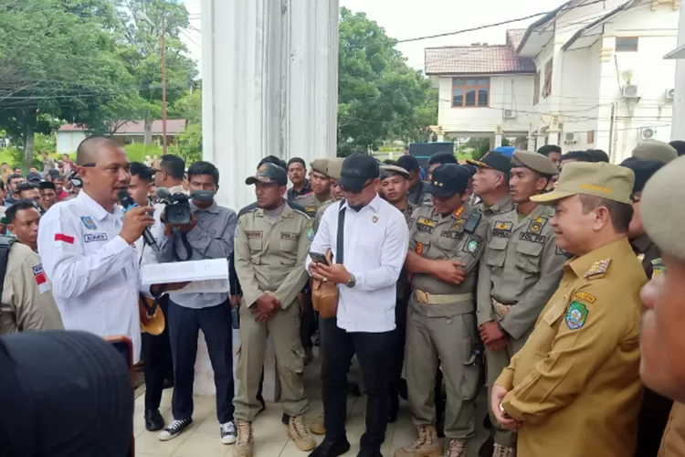 Para Keuchik di Abdya memulangkan stempel sebagai bukti menyetop pelayanan di tingkat desa dalan aksi unjuk rasa ketidakpastian pencairan ADG tahun 2024, Senin (9/12/2024)