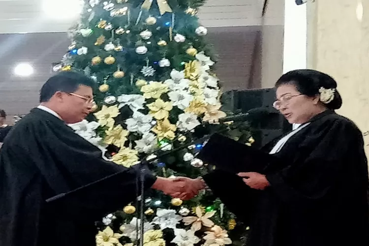 Ephorus HKBP Pdt Dr Viktor Tinambunan menerima penambalan dari pendeta tertua Pdt Daminna Br Lumbanraja&nbsp; ( Realiasonline.id/Marudut Nainggolan)