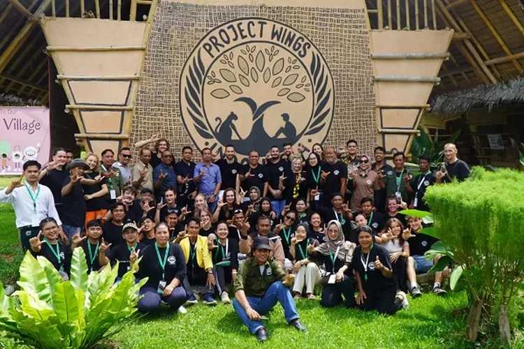 Penjabat Bupati Langkat HM Faisal Hasrimy saat meresmikan Desa Daur Ulang  (Realitasonline.id/AA)