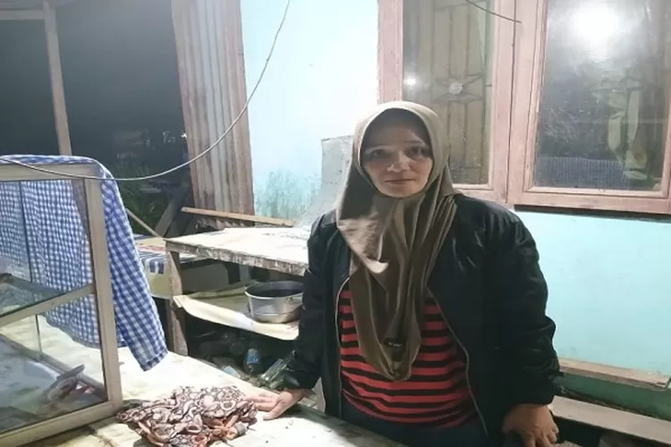 Pedagang bakso, Ratna Astuti yang diancam tembak puluhan pria bersebo. (Realitasonline.id/zul)