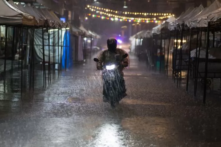 Ilustrasi musim hujan. PAFI Kabupaten Hulu Sungai Tengah berbagi kiat menjaga kesehatan di musim hujan dengan tips nutrisi dan kebersihan yang efektif. (Istimewa)