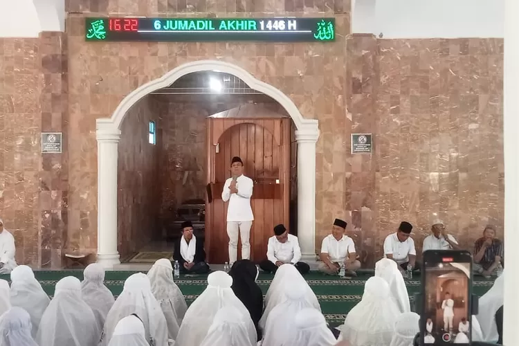 Bupati Tapsel terpilih Gus Irawan Pasaribu, saat menghadiri dzikir dan doa yang diselenggaraka. MTPI Tapsel, di Mesjid Al-Munawir, Pasar Sipirok ( Realitasonline.id/Riswandy)